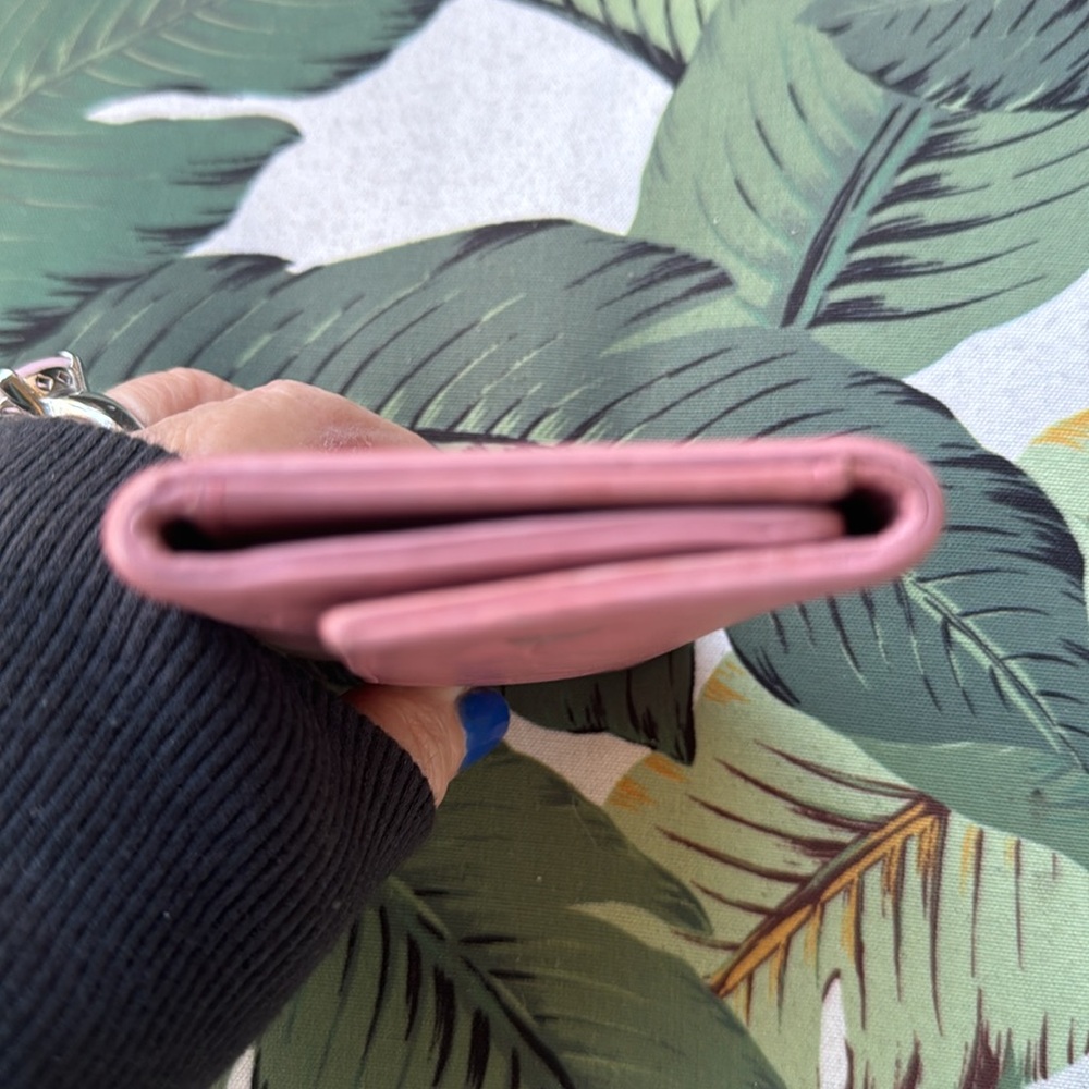 🌸🌸Amazing  camellia. Chanel key Cles in Lucious leather and perfect pink. 🌸🌸 - Picture 7 of 7
